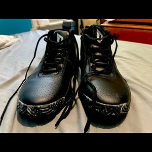 Adidas University of Louisville Basketball ape 779001 12/18 Mens size 9 black